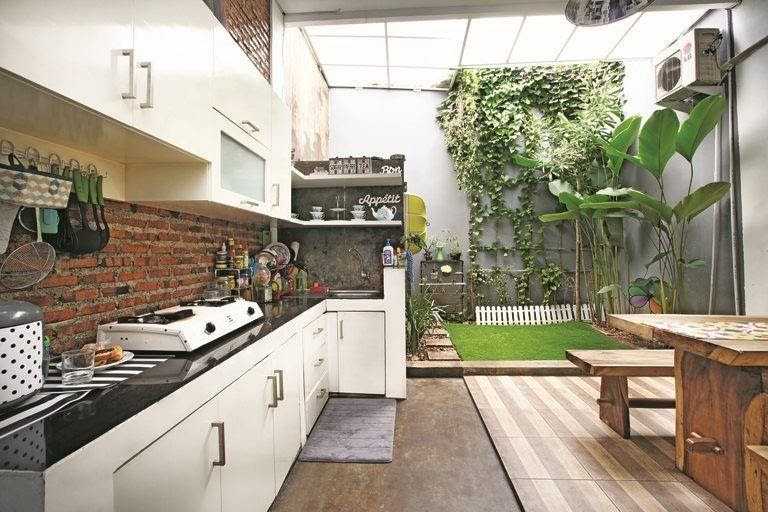 dapur belakang ruang terbuka menghadap rumah ide ukuran minimalis sempit asri inspirasi terlihat rapi pintu